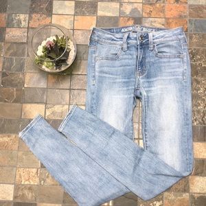 American Eagle light wash jeans (jegging)